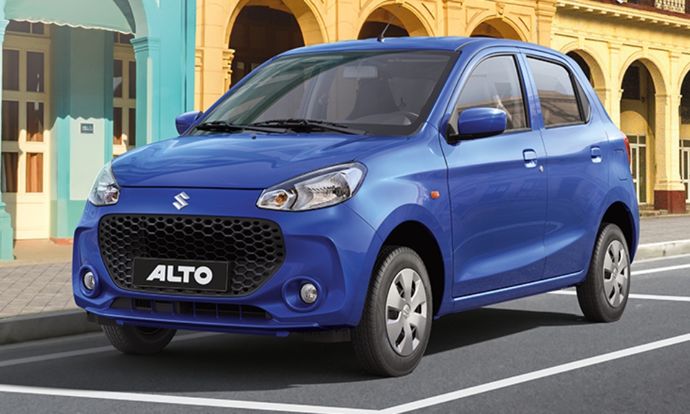 Nuevo Suzuki Alto color azul siendo conducido por calles de la ciudad.